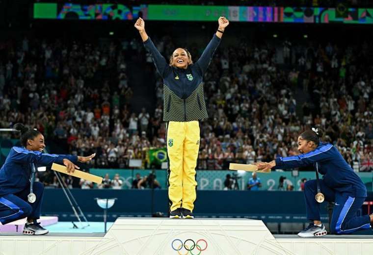 Rebeca Andrade en el podio olímpico, celebrando su medalla de oro en gimnasia artística, simbolizando la perseverancia y éxito